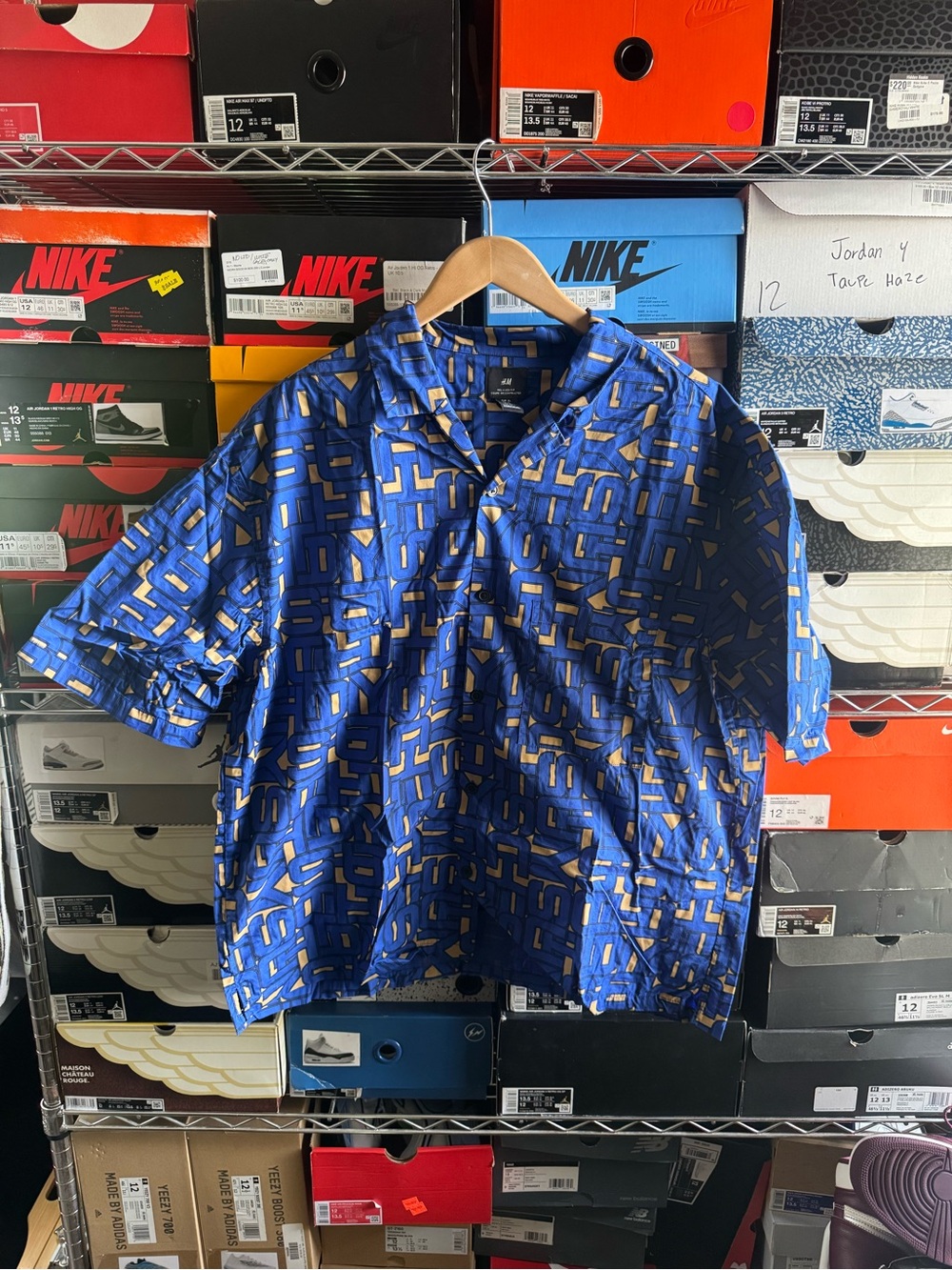 Casual Blue Short-Sleeve Button-Down Shirt with Tan Geometric Print